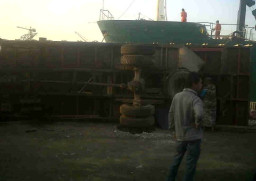 Jalanan Ambles, Truk Terguling di Dermaga Jamrud Selatan