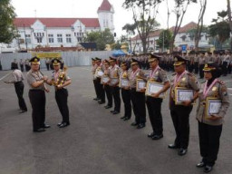 Kapolrestabes Surabaya Beri Reward Pada 10 Kapolsek Terbaik.