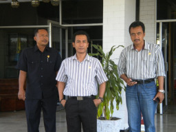 Tak Sesuai Prosedur, Komisi B Tolak 19 RKA 2012   Foto: Tiga anggota Komisi B usai melakukan komisio
