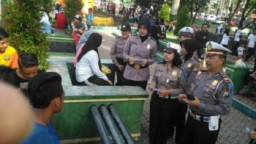   Kasat Lantas Didampingi Sejumlah Polwan Lakukan Penyuluhan Tertib Berlalulintas.