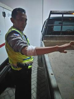 Anggota PJR Polda Jatim di Sabet Pisau Orang Tak di Kenal