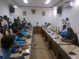 SPN Gelar Aksi di Depan Grahadi Tuntut Penghapusan PP 78 Tahun 2015.