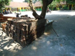 Rehabilitasi Berat SDN Jabon 1 hanya Pasang Genteng