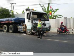 Sepasang Kekasih Tewas di Bawah Tronton Sambil Berpelukan(Laka Lantas)