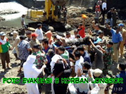 Berhasil di Selamatkan, 3 Pekerja yang Tertimbun Tanah Longsor.