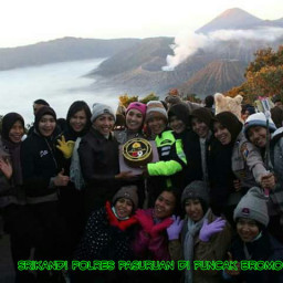 HUT Polwan ke 69, Srikandi Polres Pasuruan Daki Gunung Bromo.