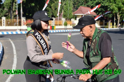 Peringati HUT ke 69, Polwan Gelar Turlantas Bagikan Bunga.