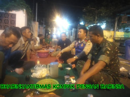 Binmaspol dan Babinsa Kupang Krajan Kompak Kunjungi Warga.