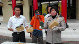 Bandar Ganja Disergap Aparat di Parkiran Stasiun Pasar Turi.