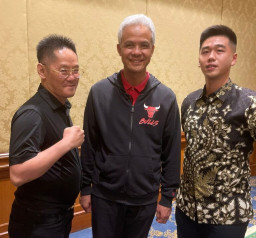 Kolega Siap Pasang Badan, Tanggapi Beredar Nya Foto Ganjar Peluk Miyabi