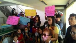 Karyawan Cafe N Karaoke Cosmik Demo Menuntut Kejelasan Kerja