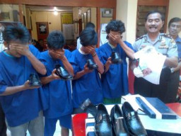 Empat Karyawan Kompak Curi Barang Majikan, Kini Mereka Harus Nginap Di Kantor Polisi.