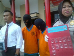 Alvin Pengecer Sabu Cokot Rendyanto Pasiennya Saat di Periksa Petugas