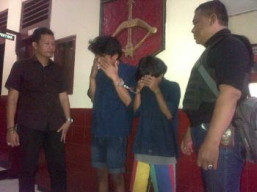 Dua Pemudan Kedinding Lor, Diringkus Usai Beli Sabu-Sabu