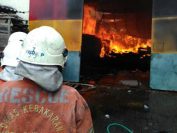 Pergudangan Osowilangun Terbakar, PMK Kalang Kabut Akibat Tidak Adanya Tandon Air Atau Sumur.