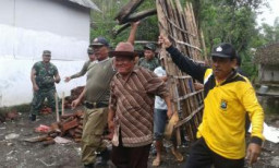 Polsek Dan Muspika Rembang Lakukan Kerja Bhakti Perbaiki Rumah Roboh Milik Mbok Teni.