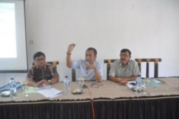   Diskoperindag Bondowoso Gandeng Tim Saber Pungli Beri Penyuluhan Hukum