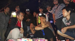 Sekat Jalan Raya Gubeng, Tim Anti Bandit Amankan Pil Koplo dan Ratusan Mercon.