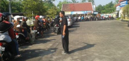 Ratusan Wajib Pajak Kendaraan Bermotor Mengular Di Area Samsat Bangil.
