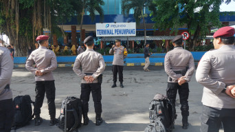 Polres Gresik Kirim Puluhan Personil Pengamanan Pemilu 2024 ke Pulau Bawean