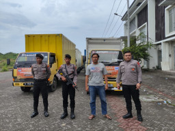 Polres Gresik Kawal Distribusi Logistik Pemilu dari PPK ke Gudang KPU Gresik