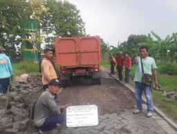 Tim URC Bima DPUTR Gresik Gerak Cepat, Lanjutkan Perbaikan Jalan Paving di Desa Delik Sumber Akibat Banjir