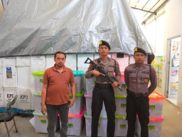 Polres Gresik Pastikan Keamanan Logistik Pemilu di Gudang KPU Gresik