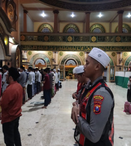 Polres Gresik Pastikan Ibadah Berjalan Aman dan Lancar, Lakukan Patroli Sholat Tarawih ke Masjid