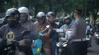 Sat Lantas Polres Gresik Bagikan Takjil Sambil Himbau Tertib Berlalu Lintas