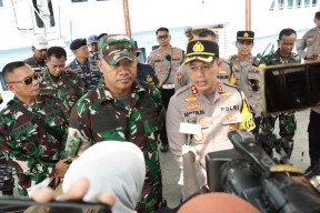 Kapolres Gresik Bersama Dandim 0817 Gresik Terjunkan Tim Trauma Healing untuk Korban Gempa di Pulau Bawean