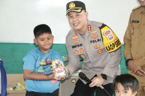 Keseruan Tim Trauma Healing Polres,  Hibur Anak-anak Korban Gempa Bumi di SDN 380 Gresik