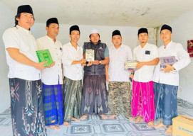 Asosiasi Persatuan Jurnalis Sampang Serahkan Bantuan Al-Qur'an untuk Tiga Yayasan