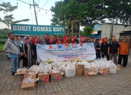 Ormas Korak DPC Gresik Bagikan Ribuan Bungkus Makanan Tak’jil kepada Pengguna Jalan