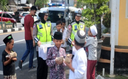 Srikandi Satlantas Polres Gresik Bagikan Makanan kepada Jamaah Setelah Sholat Jum'at di Masjid