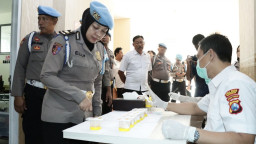 Propam Polda Jatim Lakukan Test Urine Personel Polres Gresik, Upaya Pencegahan Penyalahgunaan Narkoba