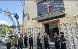 Polres Gresik Laksanakan Pengamanan Kegiatan Ibadah Kebaktian Umat Kristen dalam Memperingati Kenaikan Isa Almasih 2024