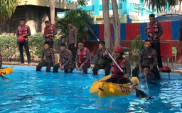 Satuan Samapta Polres Gresik Gelar Latihan SAR Pertolongan Korban Tenggelam