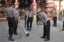 Bakti Sosial Bhayangkara ke-78, Polres Gresik Merajut Semangat Kebersamaan di Klenteng Kim Hin Kiong