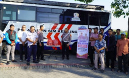 Jelang Hari Bhayangkara ke-78, Pemohon SIM Keliling Dapat Sarapan Gratis dari Satlantas Polres Gresik
