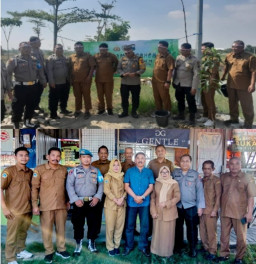 Polsek Balongpanggang Tanam Bibit Pohon di Waduk Citani alam