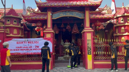 Bakti Religi Polwan Polres Gresik Bersih-bersih Kelenteng, Bukti Toleransi dalam Peringatan Hari Jadi
