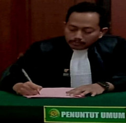 Warga Dharmahusada Indah Main Judi Slot Online, Roberto Alexander Dituntut 12 Bulan Bui