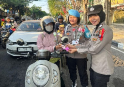 Srikandi Bhayangkara Polres Gresik Maniskan Pagi dengan Senyuman dan Cokelat