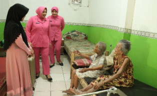 Peduli Sesama, Bhayangkari Cabang Gresik Bhakti Sosial Kesehatan di Panti Jompo Lestari