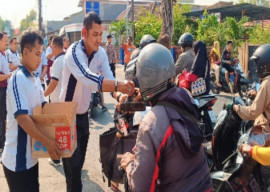 Jum'at Berkah, Kapolsek Menganti Bagikan Nasi Kotak