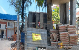 Disorot, Proyek Pemeliharaan Masjid di Halaman Kantor BPBD Jatim Gunakan Semen Merdeka