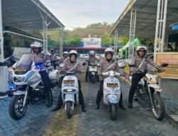 Edukasi Warga tentang Ramah Lingkungan, Polwan Gresik Jadi Pionir Patroli Kendarai Motor Listrik