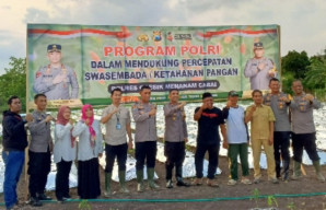 Gerakan Nyata Polres Gresik Dukung Ketahanan Pangan, Tanam Ribuan Bibit Cabai di Menganti