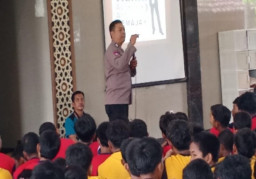 Bhabinkamtibmas Edukasi Siswa SMPN 28 Gresik tentang Bahaya Narkoba