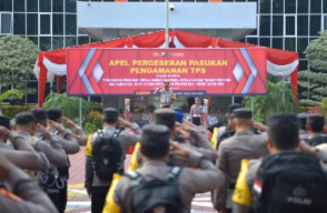Polres Gresik Gelar Apel Pergeseran Pasukan Pengamanan TPS Pilkada Serentak 2024 di Kabupaten Gresik